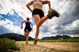 Ученые выяснили, почему бегуны во время бега машут руками