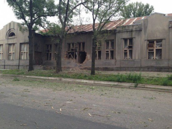 Террористы из "Града" и другого оружия обстреляли здания в Луганске (ФОТО)