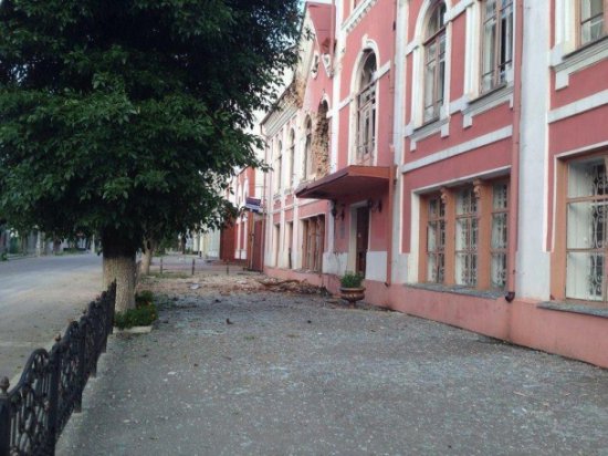 Террористы из "Града" и другого оружия обстреляли здания в Луганске (ФОТО)