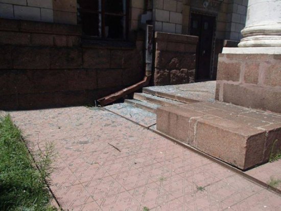 Террористы из "Града" и другого оружия обстреляли здания в Луганске (ФОТО)