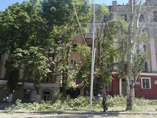 Террористы из "Града" и другого оружия обстреляли здания в Луганске (ФОТО)