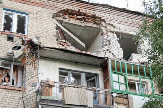 Результат обстрела боевиками поселка Лутугино под Луганском (ВИДЕО)