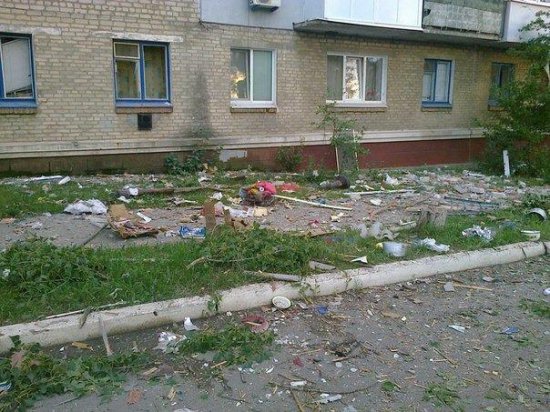 Результат обстрела боевиками поселка Лутугино под Луганском (ВИДЕО)