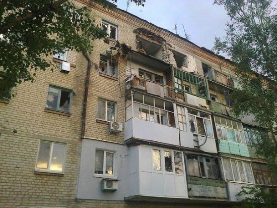 Результат обстрела боевиками поселка Лутугино под Луганском (ВИДЕО)