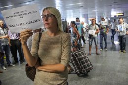 В Борисполь прибывают родственники погибших с рейса MH17 (ВИДЕО)