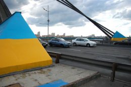 Кличко собирается раскрасить все столичные мосты в сине-желтый цвет