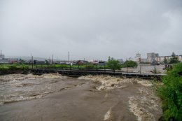 В Магадане ливни смыли в реку с постаментов два реактивных самолета (ФОТО)