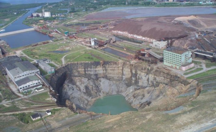 Огромные впадины, возникающие на ровном месте (ФОТО)