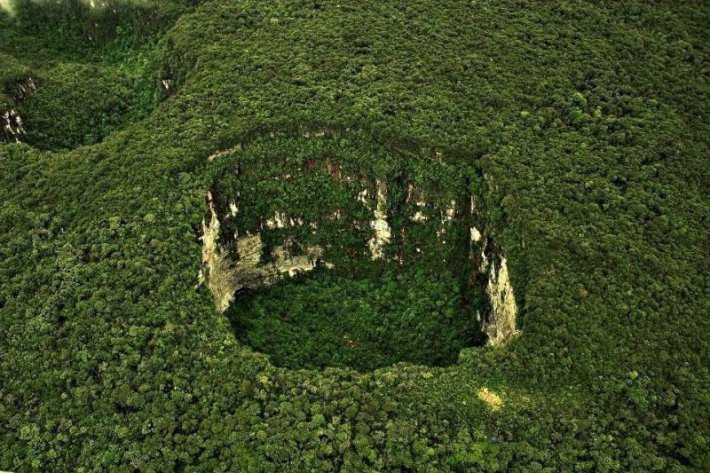Огромные впадины, возникающие на ровном месте (ФОТО)