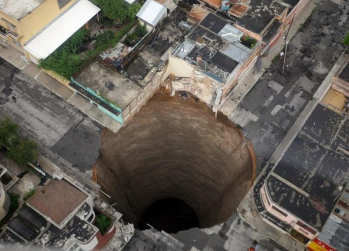 Огромные впадины, возникающие на ровном месте (ФОТО)