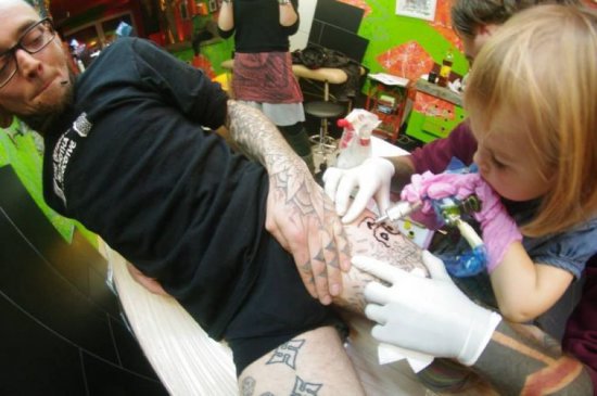 Самый маленький в мире татуировщик (ФОТО)