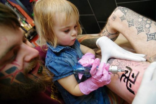 Самый маленький в мире татуировщик (ФОТО)