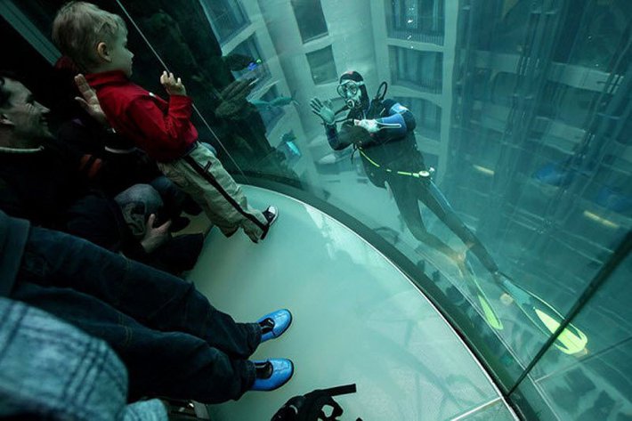Самый большой в мире аквариум в отеле Radisson Blu (ФОТО)