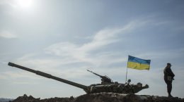 Террористы обстреливают Донецк из танков под украинскими флагами