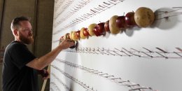 Мобильный телефон зарядили при помощи яблок и картофеля (ВИДЕО)