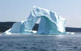 Канадцы засняли разрушение айсберга у берегов острова Ньюфаундленд (ВИДЕО)