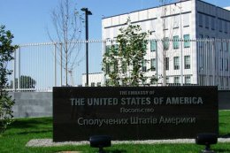 США приостановили выдачу виз по всему миру
