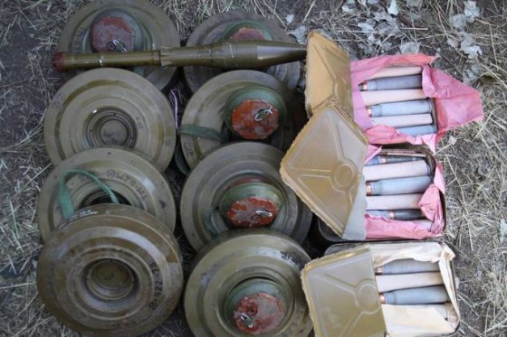 Бойцы Нацгвардии обнаружили тайник с оружием и боеприпасами в Семеновке (ФОТО)