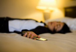 Спать рядом с телефоном вредно для здоровья