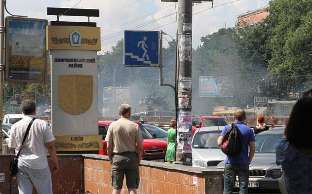 В Киеве по проспекту Победы прошла колонна танков и зенитных установок (ФОТО)