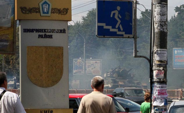 В Киеве по проспекту Победы прошла колонна танков и зенитных установок (ФОТО)