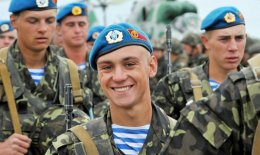 Порошенко поздравил  воинов-десантников с днем ВДВ