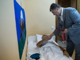 Порошенко вручил раненым бойцам АТО боевые награды