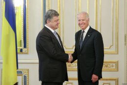 Байден заявил Порошенко, что МВФ должен снова дать Украине денег
