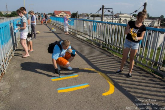 Мост в Стрые покрасили в национальные цвета (ФОТО)