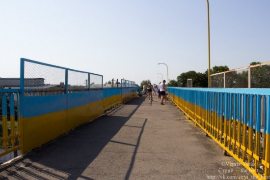 Мост в Стрые покрасили в национальные цвета (ФОТО)