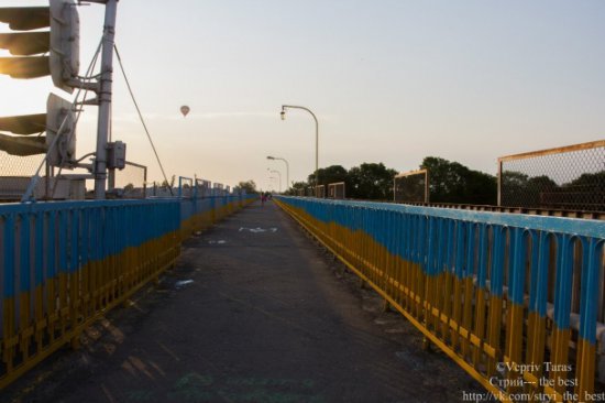 Мост в Стрые покрасили в национальные цвета (ФОТО)