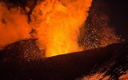 Мощнейшее извержение вулкана в Солнечной системе (ФОТО)