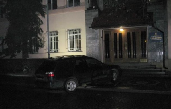 В Ужгороде представители «Правого сектора» со стрельбой пытались захватить здание СБУ (ФОТО)