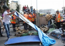 В Киеве разобрали баррикаду под Домом профсоюзов (ФОТО)