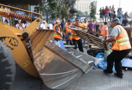 В Киеве разобрали баррикаду под Домом профсоюзов (ФОТО)