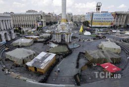 В Киеве разобрали баррикаду под Домом профсоюзов (ФОТО)