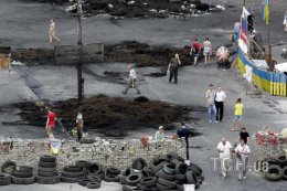 В Киеве разобрали баррикаду под Домом профсоюзов (ФОТО)