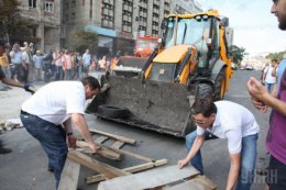 В Киеве разобрали баррикаду под Домом профсоюзов (ФОТО)