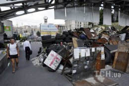 В Киеве разобрали баррикаду под Домом профсоюзов (ФОТО)