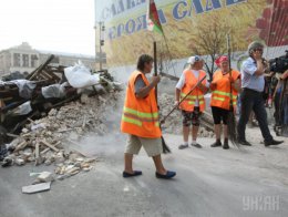 В Киеве разобрали баррикаду под Домом профсоюзов (ФОТО)