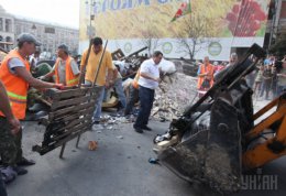 В Киеве разобрали баррикаду под Домом профсоюзов (ФОТО)