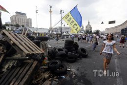 В Киеве разобрали баррикаду под Домом профсоюзов (ФОТО)