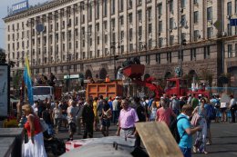 Коммунальщики сносят палатки на Майдане. Народ против