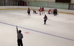 На хоккейном турнире спортсменка из РФ обрушила клюшку на голову американки (ВИДЕО)