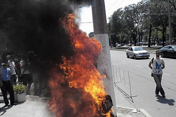 В Одессе сожгли картонного Сергея Кивалова (ФОТО)