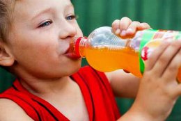 Газированные напитки повреждают зубную эмаль у детей