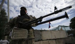 В российский поселок, находящийся на границе с Украиной, привезли мужчин в черной форме