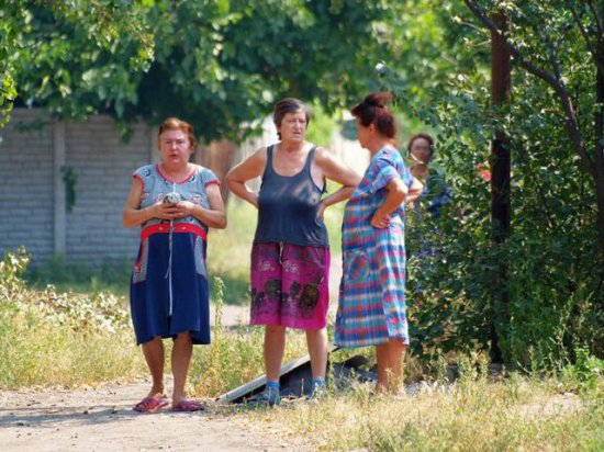 Жители освобожденного Углегорска постепенно возвращаются к мирной жизни (ФОТО)