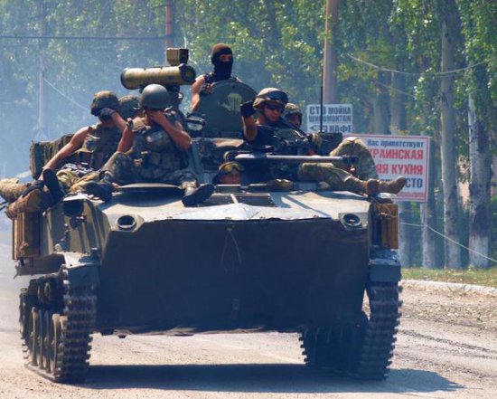 Жители освобожденного Углегорска постепенно возвращаются к мирной жизни (ФОТО)