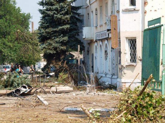 Жители освобожденного Углегорска постепенно возвращаются к мирной жизни (ФОТО)